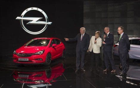 VIDEO: Pogledajte kako je Opel iznenadio Angelu Merkel VIDEO: Pogledajte kako je Opel iznenadio Angelu Merkel