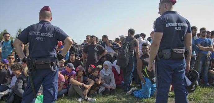 Hrvatska: Od srijede ušlo 15.500 izbjeglica, voze ih ka Mađarskoj Hrvatska: Od srijede ušlo 15.500 izbjeglica, voze ih ka Mađarskoj