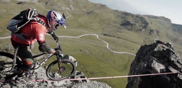Vozio bicikl po konopcu na visini od 2.700 metara (VIDEO) Vozio bicikl po konopcu na visini od 2.700 metara (VIDEO)