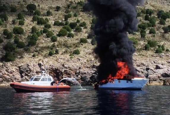 Požar na jahti u uvali Bigovica Požar na jahti u uvali Bigovica