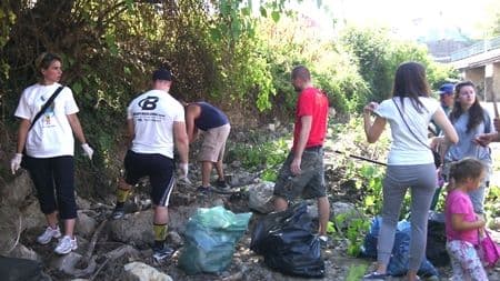 Prikupljeno 60 vreća otpada iz korita Ribnice Prikupljeno 60 vreća otpada iz korita Ribnice