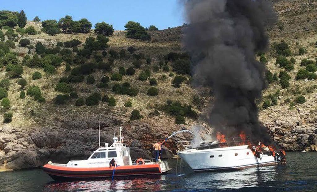 BAR: Potonula jahta, i pored napora UPS da ugase vatru BAR: Potonula jahta, i pored napora UPS da ugase vatru