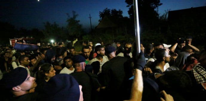 ZAPADNA ŠTAMPA O KRIZI: "Na Balkanu svi protiv svih, a migranti nadiru" ZAPADNA ŠTAMPA O KRIZI: "Na Balkanu svi protiv svih, a migranti nadiru"