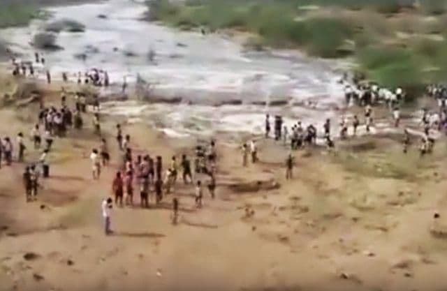 Rijeka u Indiji potekla nakon 20 godina suše, stanovništvo oduševljeno (VIDEO) Rijeka u Indiji potekla nakon 20 godina suše, stanovništvo oduševljeno (VIDEO)