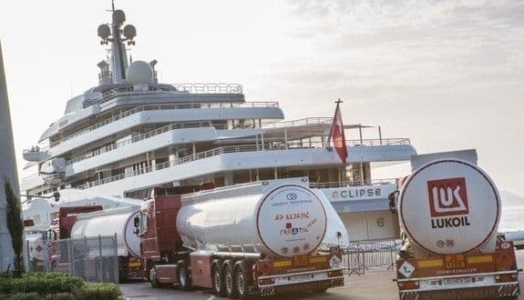 Abramovičeva jahta u Dubrovniku čeka gorivo vrijedno milion eura Abramovičeva jahta u Dubrovniku čeka gorivo vrijedno milion eura