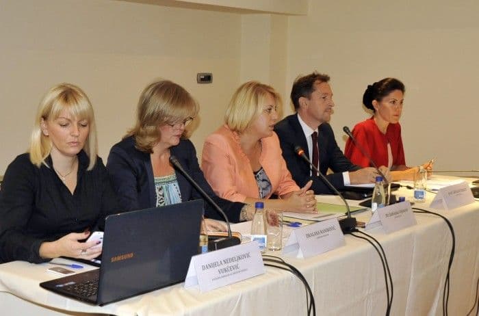 Reforma javne uprave jedan je od najbitnijih stubova pridruživanju Crne Gore EU Reforma javne uprave jedan je od najbitnijih stubova pridruživanju Crne Gore EU