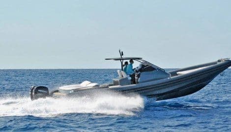 Srpsku novinarku iskasapio propeler glisera na festivalu jahti Srpsku novinarku iskasapio propeler glisera na festivalu jahti