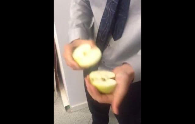 Kako prepoloviti jabuku golim rukama? Kako prepoloviti jabuku golim rukama?