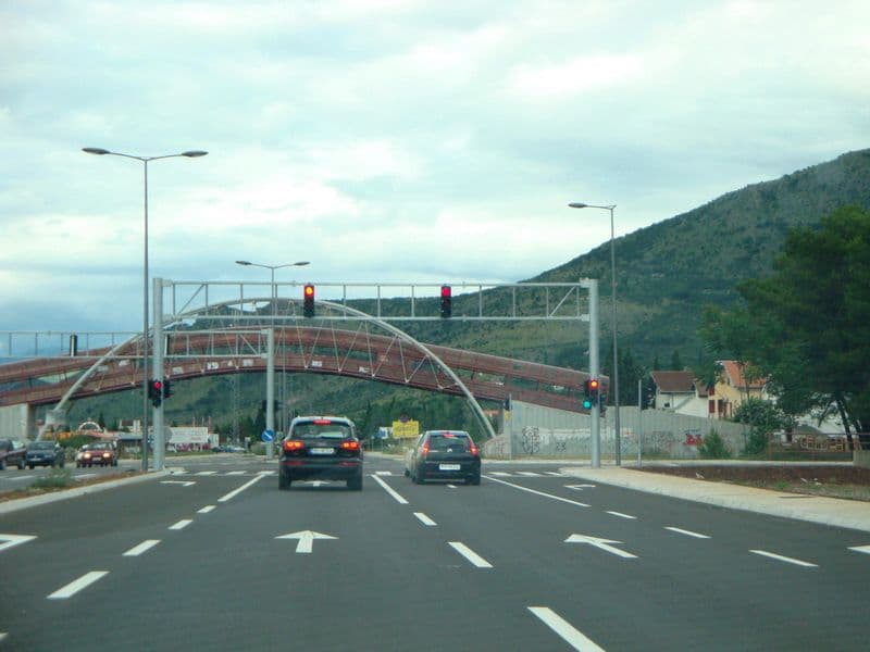 Vozaču tražili novac, pa ga odvezli na Zlaticu i slupali mu automobil Vozaču tražili novac, pa ga odvezli na Zlaticu i slupali mu automobil