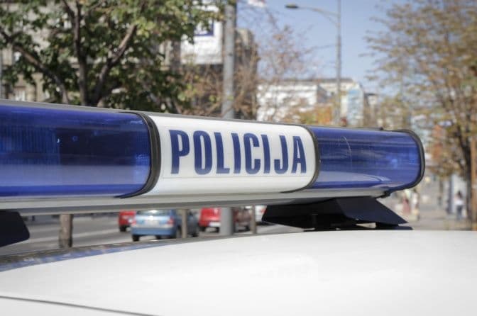 Muškarac izrešetan ispred zgrade u Zemunu Muškarac izrešetan ispred zgrade u Zemunu