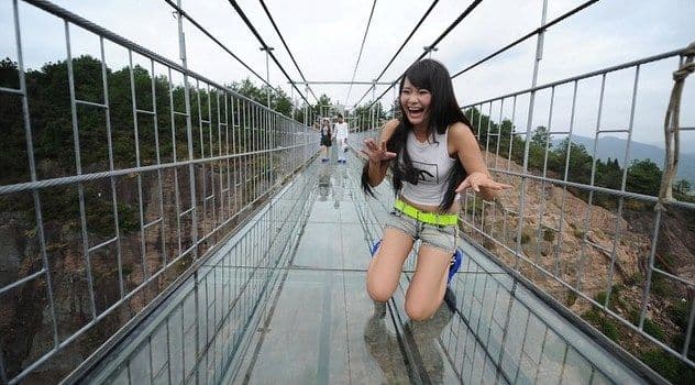Kina: Najduži stakleni most na svijetu može izdržati težinu 800 osoba Kina: Najduži stakleni most na svijetu može izdržati težinu 800 osoba