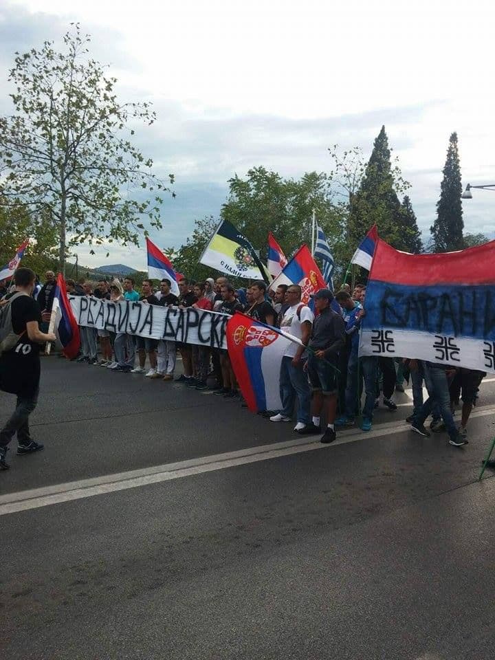 Pristižu pristalice DF-a, postavljaju se šatori i skandira: „Mi smo Barani- srpski četnici“ Pristižu pristalice DF-a, postavljaju se šatori i skandira: „Mi smo Barani- srpski četnici“