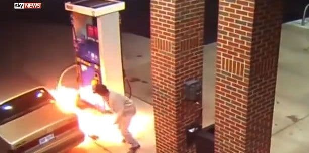 Točio gorivo, odlučio koristiti upaljač pa izazvao požar Točio gorivo, odlučio koristiti upaljač pa izazvao požar