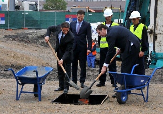 Vučić postavio kamen temeljac za "Beograd na vodi" Vučić postavio kamen temeljac za "Beograd na vodi"
