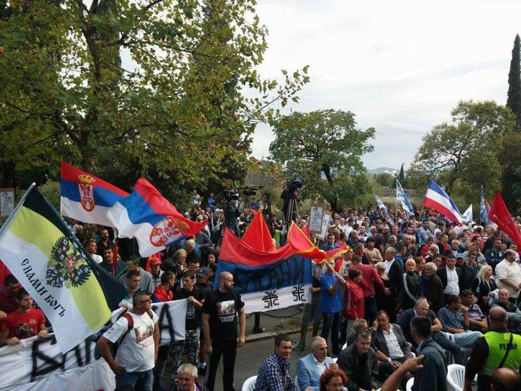 Dva lica lišena slobode zbog gađanja kamenicama u pravcu policijskih službenika Dva lica lišena slobode zbog gađanja kamenicama u pravcu policijskih službenika