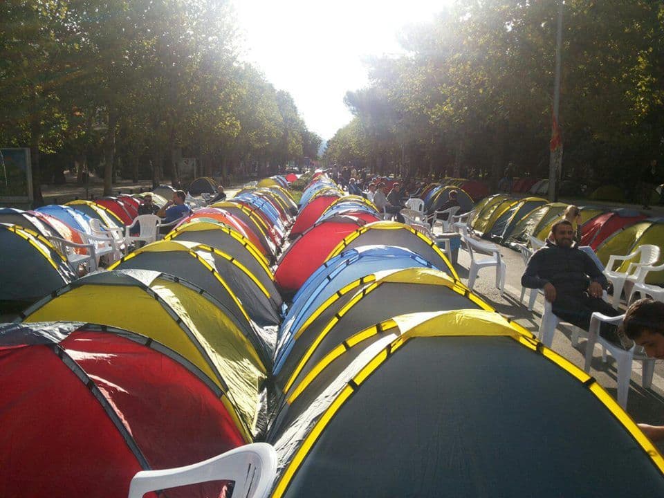 Lideri DF-a sa demonstrantima proveli noć ispred Skupštine Lideri DF-a sa demonstrantima proveli noć ispred Skupštine