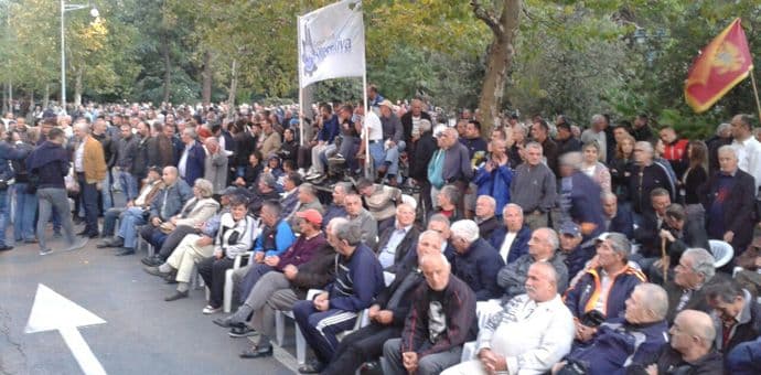 Nekoliko stotina okupljenih ispred Skupštine (FOTO) Nekoliko stotina okupljenih ispred Skupštine (FOTO)