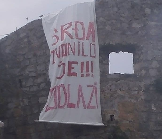 Mlade Demokrate postavile transparent: Srđa, zvonilo je, odlazi Mlade Demokrate postavile transparent: Srđa, zvonilo je, odlazi