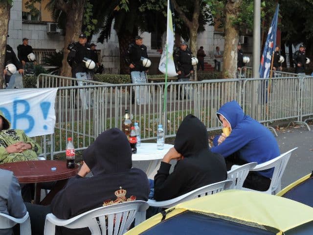 TRAGA SE ZA VANDALOM: Protest DF-a: Stolicama na policajce TRAGA SE ZA VANDALOM: Protest DF-a: Stolicama na policajce