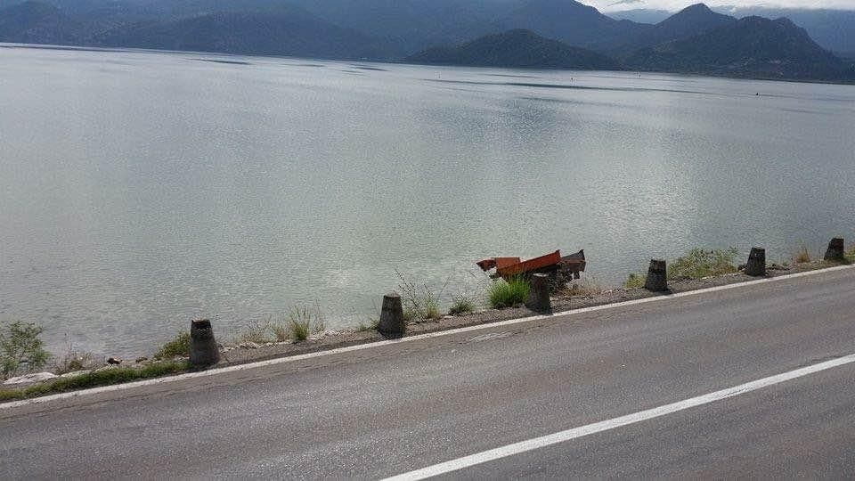 Kamion sletio u Jezero, nema povrijeđenih Kamion sletio u Jezero, nema povrijeđenih