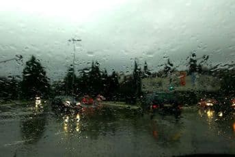 AMSCG: Putevi mokri i klizavi, smanjena vidljivost AMSCG: Putevi mokri i klizavi, smanjena vidljivost