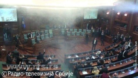 Poslanik bacio suzavac u kosovski parlament Poslanik bacio suzavac u kosovski parlament