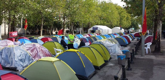 Bina i šatori još ostaju na bulevaru  Bina i šatori još ostaju na bulevaru