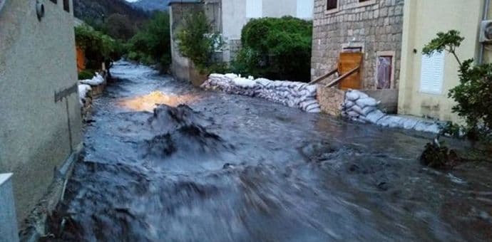 Nevrijeme u Dalmaciji: Poplave, bujice i odroni na Pelješcu (VIDEO) Nevrijeme u Dalmaciji: Poplave, bujice i odroni na Pelješcu (VIDEO)