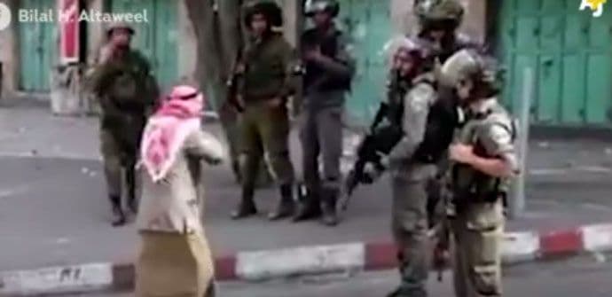 Palestinac tijelom štitio demonstrante od izraelskih vojnika (VIDEO) Palestinac tijelom štitio demonstrante od izraelskih vojnika (VIDEO)