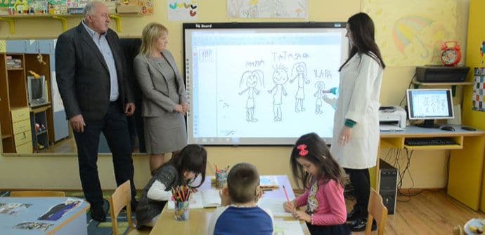 CGES donirao interaktivnu tablu Resursnom centru CGES donirao interaktivnu tablu Resursnom centru