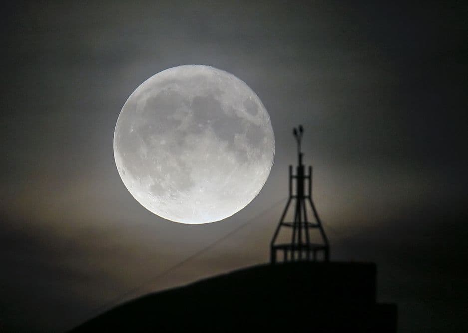 Jeste li se ikada zapitali koje je boje zapravo Mjesec? ( FOTO/VIDEO) Jeste li se ikada zapitali koje je boje zapravo Mjesec? ( FOTO/VIDEO)