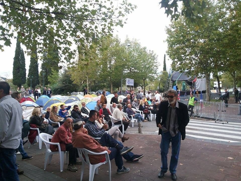 Učesnici protesta zviždali i skandirali poslanicima koji su ulazili u Skupštinu Učesnici protesta zviždali i skandirali poslanicima koji su ulazili u Skupštinu