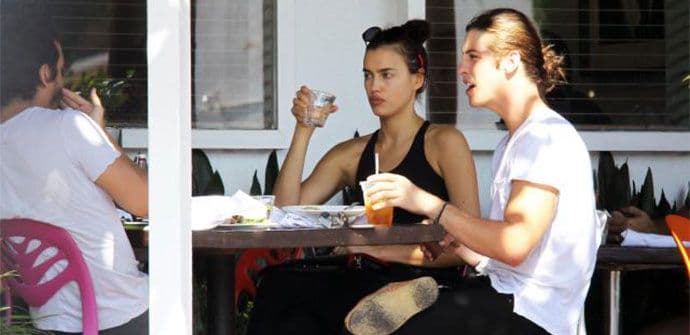 Pogledajte kako poznata ljepotica izgleda bez šminke (FOTO) Pogledajte kako poznata ljepotica izgleda bez šminke (FOTO)