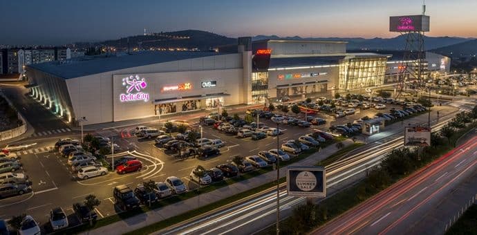 Djevojka napadnuta šipkama na parkingu Delta sitija Djevojka napadnuta šipkama na parkingu Delta sitija