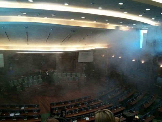 Ponovo suzavac u Skupštini Kosova, helikopteri Kfora nadlijeću grad (VIDEO) Ponovo suzavac u Skupštini Kosova, helikopteri Kfora nadlijeću grad (VIDEO)