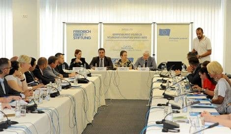 Održan okrugli sto „Kompatibilnost uslova za učlanjenje u Evropsku uniju" Održan okrugli sto „Kompatibilnost uslova za učlanjenje u Evropsku uniju"