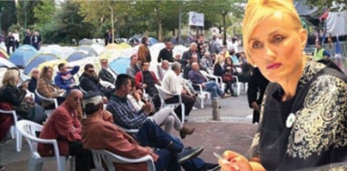 Demonstrant sa četničkom kokardom provocirao Jasavić Demonstrant sa četničkom kokardom provocirao Jasavić