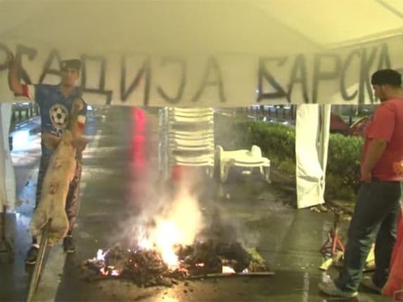 Peklo se prase ispred Skupštine Peklo se prase ispred Skupštine