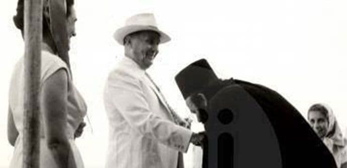 LEKIĆ: Amfilohije ljubi Titu ruku (FOTO) LEKIĆ: Amfilohije ljubi Titu ruku (FOTO)