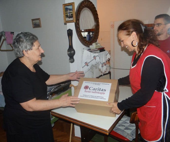 Akrivisti Caritasa Barske nadbuskupije uručili pakete pomoći Akrivisti Caritasa Barske nadbuskupije uručili pakete pomoći