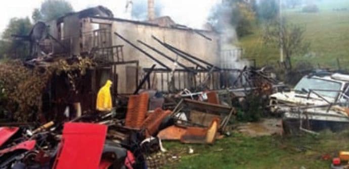 Izgorjele porodična kuća Vukovića i mehaničarska radionica Izgorjele porodična kuća Vukovića i mehaničarska radionica
