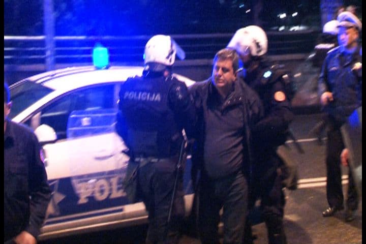 VIDEO: Poslanik Slaven Radunović priveden, pa pušten iz policije  VIDEO: Poslanik Slaven Radunović priveden, pa pušten iz policije