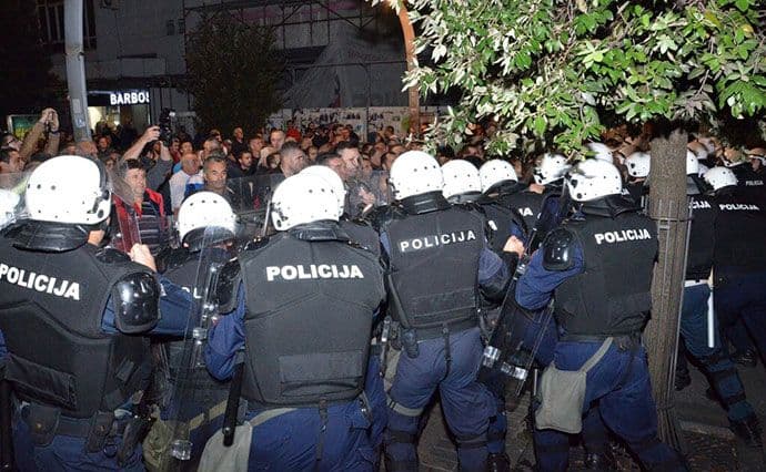 Podgorica: Demonstranti lomili izloge, policija upotrijebila suzavac (FOTO) Podgorica: Demonstranti lomili izloge, policija upotrijebila suzavac (FOTO)