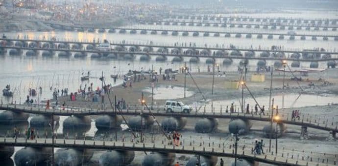 Milioni ljudi svakog dana ovako prelaze rijeku Gang Milioni ljudi svakog dana ovako prelaze rijeku Gang