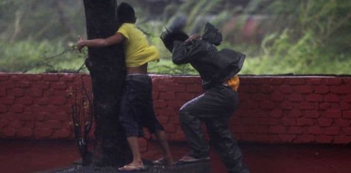 Snažan tajfun pogodio Filipine, evakuisano 10.000 ljudi (VIDEO) Snažan tajfun pogodio Filipine, evakuisano 10.000 ljudi (VIDEO)