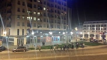 Grupa demonstranata kamenovala prostorije Pink Televizije Grupa demonstranata kamenovala prostorije Pink Televizije