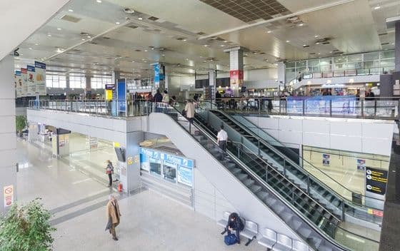 Prinudno sletio u Beograd: Putnici pijani nasrtali na stjuardese Prinudno sletio u Beograd: Putnici pijani nasrtali na stjuardese