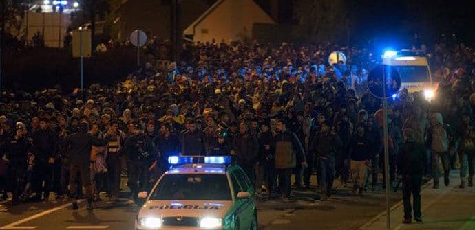 Nenajavljeno 4.000 izbjeglica stiglo na austrijsko-slovenački prelaz Špilfeld Nenajavljeno 4.000 izbjeglica stiglo na austrijsko-slovenački prelaz Špilfeld