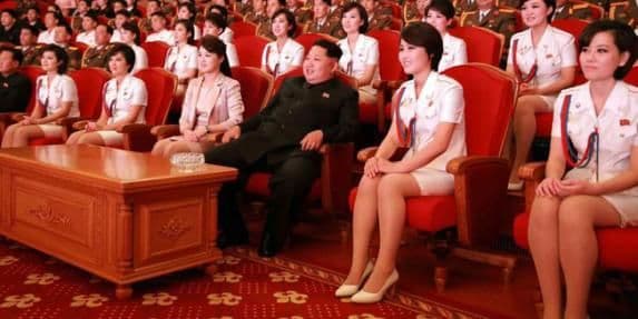 VIDEO: Kim Džong-un uživa sa suprugom i još pet ljepotica VIDEO: Kim Džong-un uživa sa suprugom i još pet ljepotica