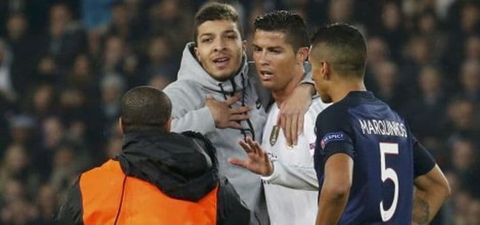 VIDEO: Uletio na teren i zagrlio Ronalda VIDEO: Uletio na teren i zagrlio Ronalda